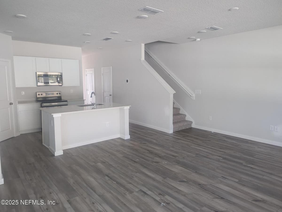 139 BRAZIL NUT Circle 245, Jacksonville, FL 32218 3