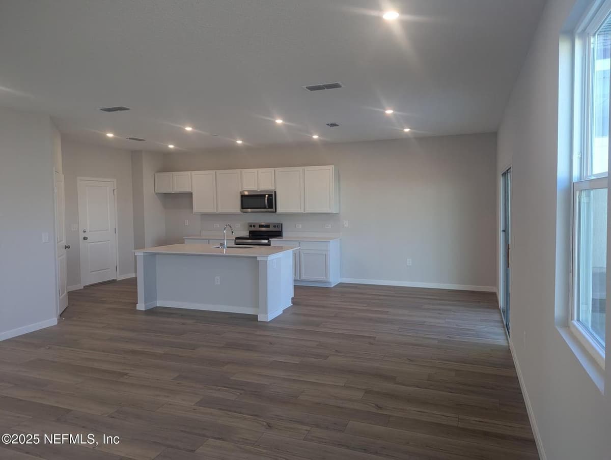 16 BRAZIL NUT Circle 148, Jacksonville, FL 32218 3