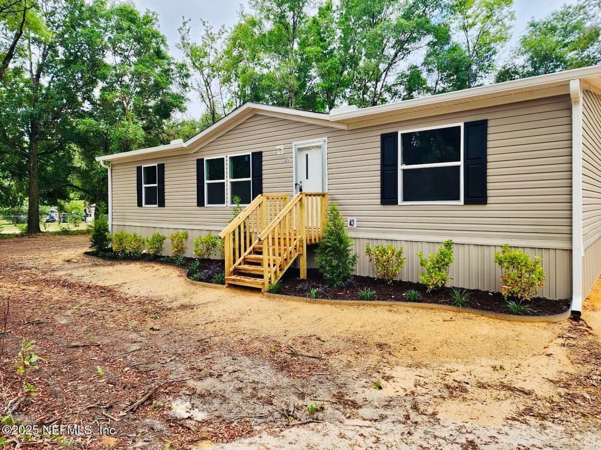 221 MALTAS Avenue, Interlachen, FL 32148 2