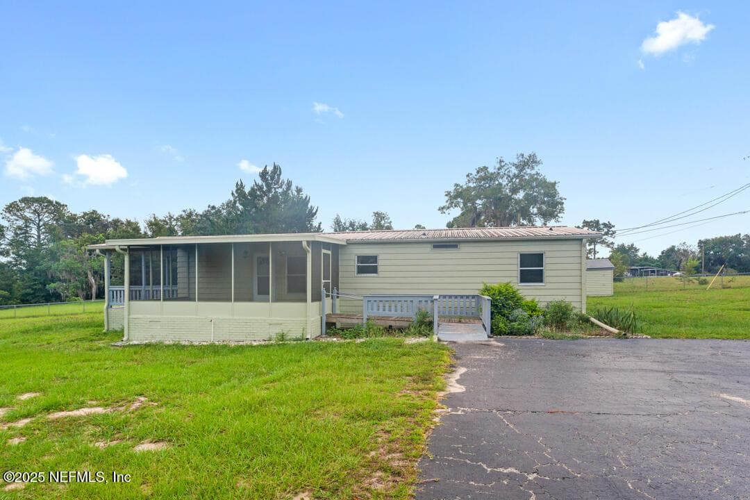 100 MANGELS Drive, Interlachen, FL 32148