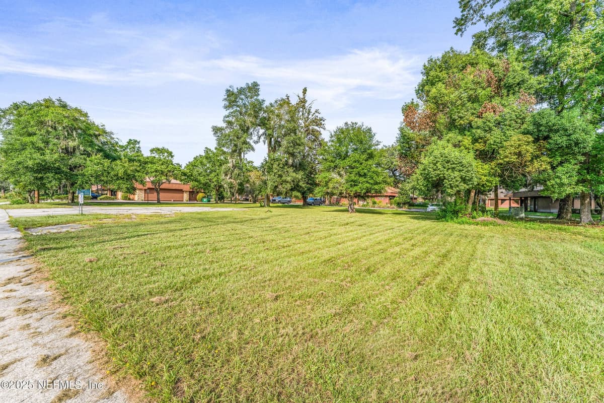 949 CESERY Boulevard, Jacksonville, FL 32211 3