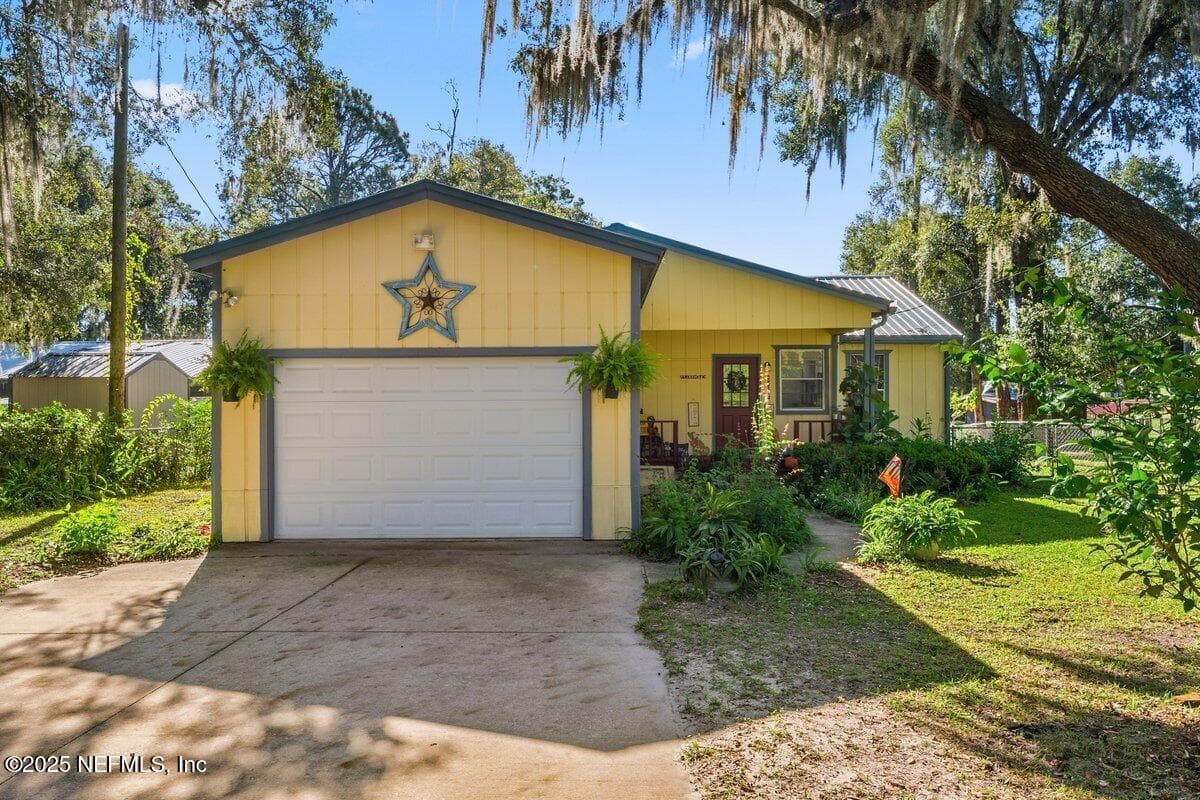 832 LAKE SHORE Terrace, Interlachen, FL 32148