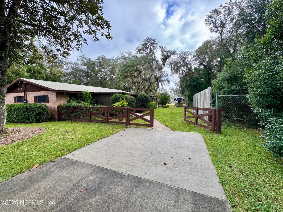116 N FRANCIS Street, Interlachen, FL 32148 3