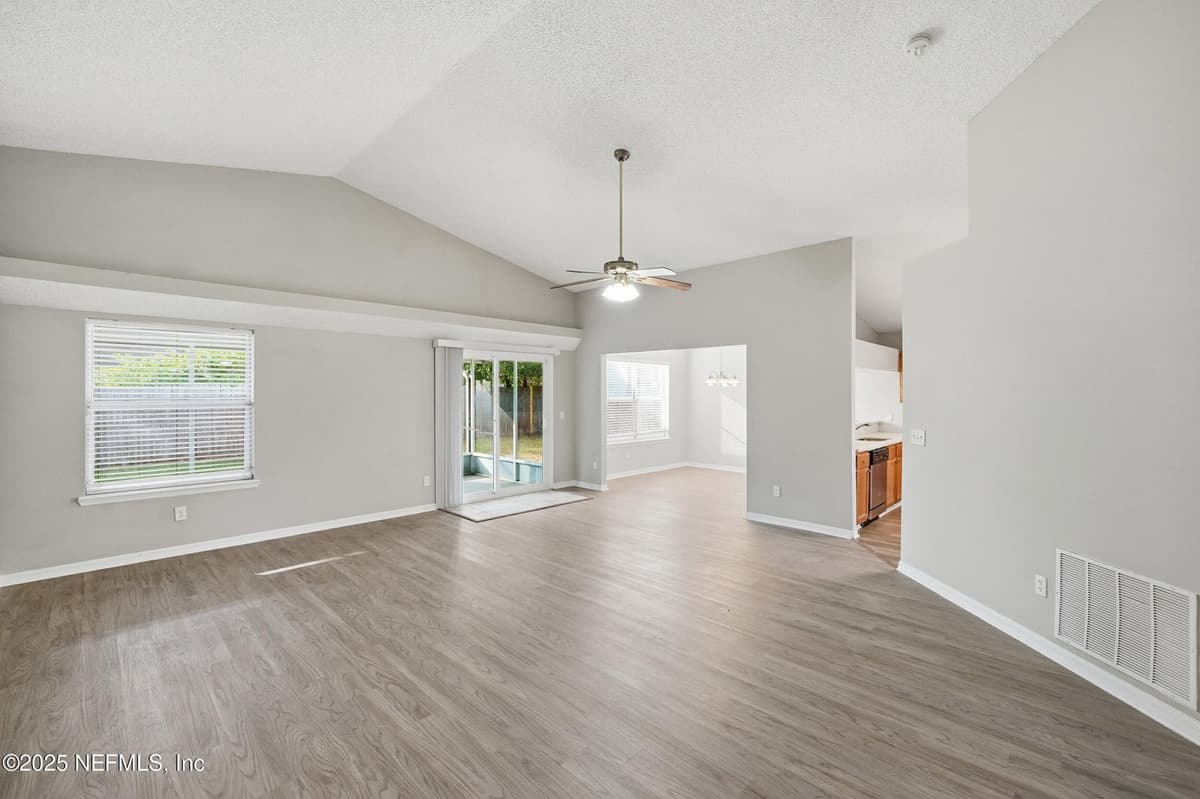 8428 COUNTRY BEND Circle E, Jacksonville, FL 32244 3
