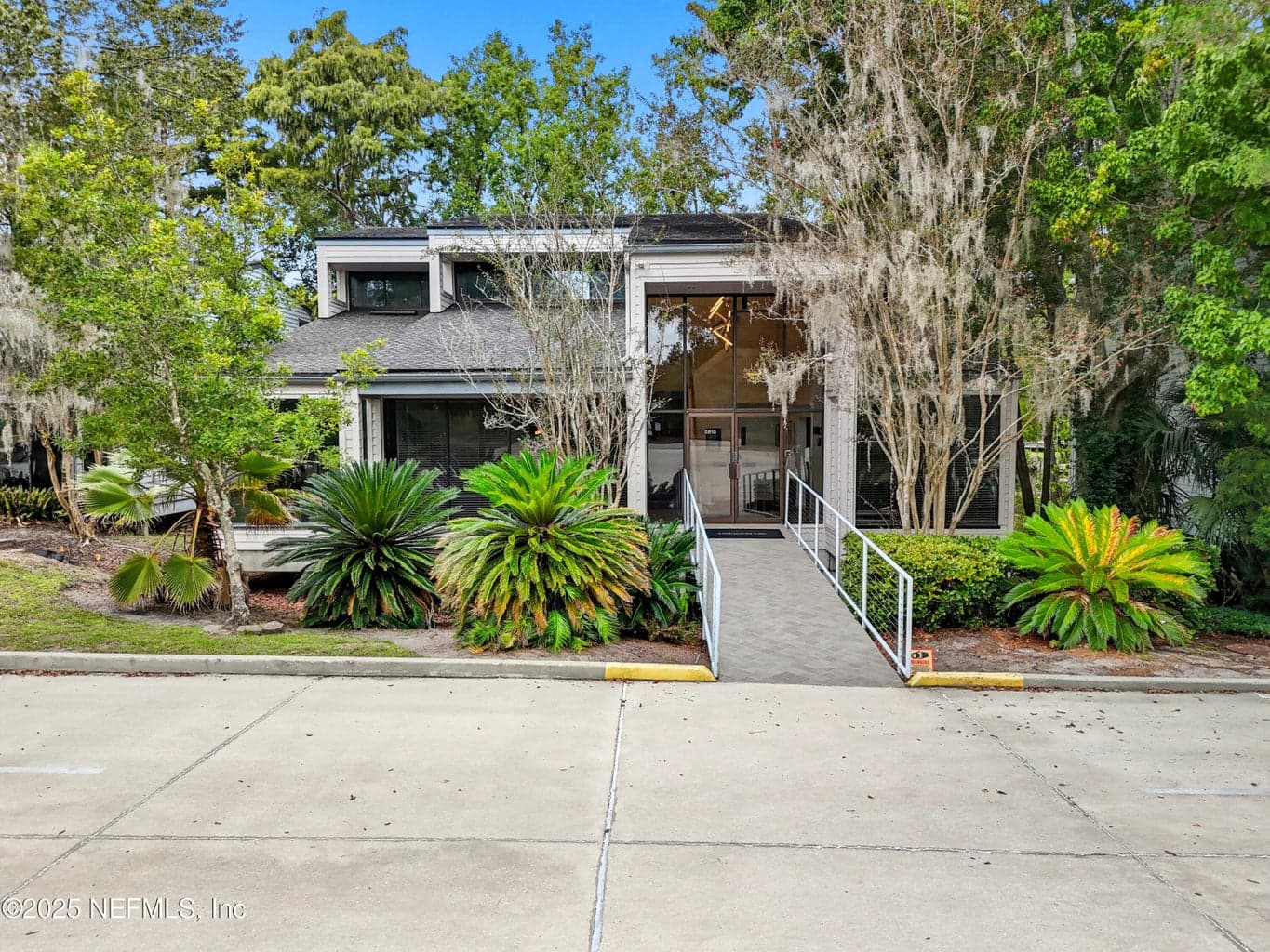 8818 GOODBYS EXECUTIVE Drive, Jacksonville, FL 32217