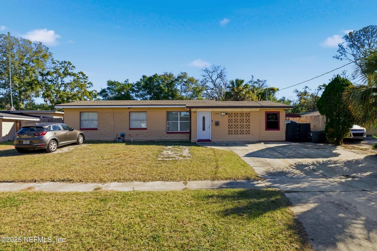 3227 RED OAK Drive, Jacksonville, FL 32277 2