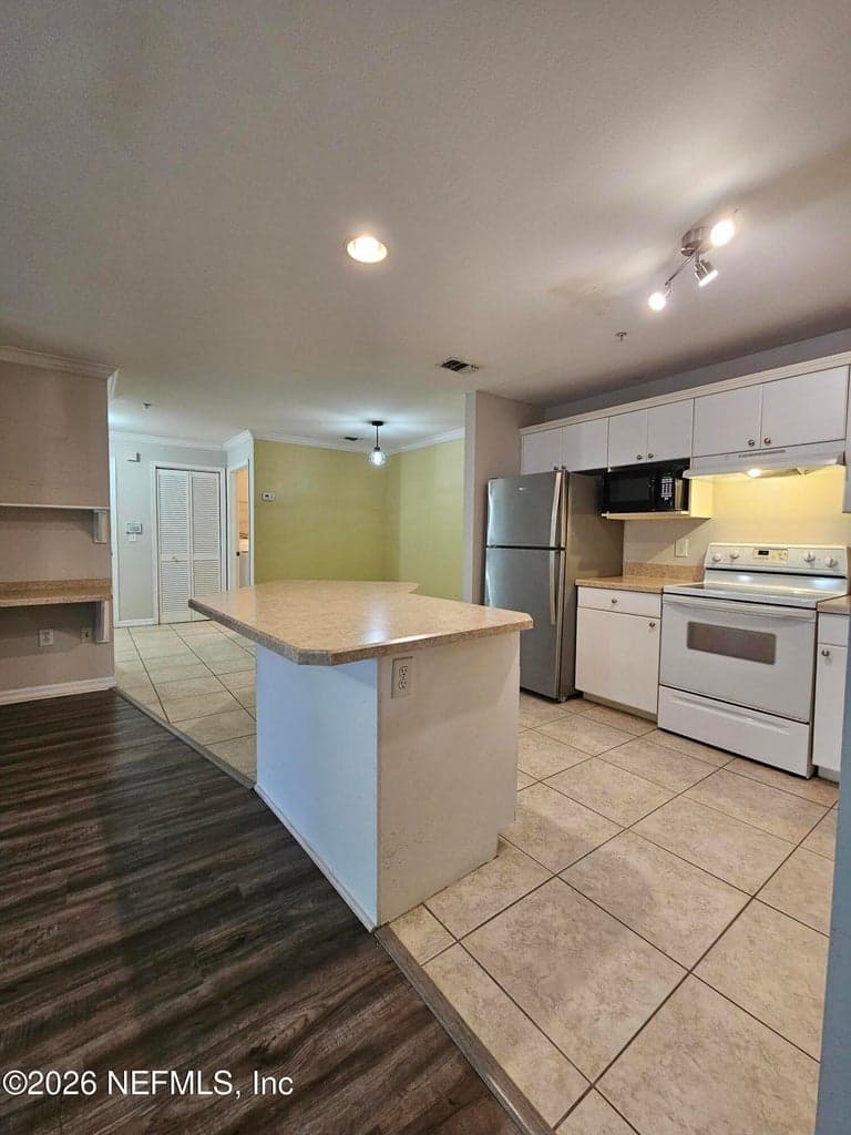 3591 KERNAN Boulevard S 323, Jacksonville, FL 33224 2