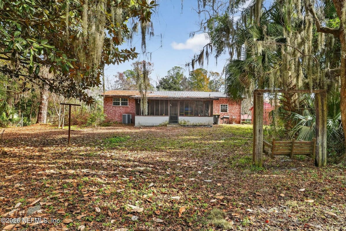 8834 CAMPHOR Drive, Jacksonville, FL 32208 3