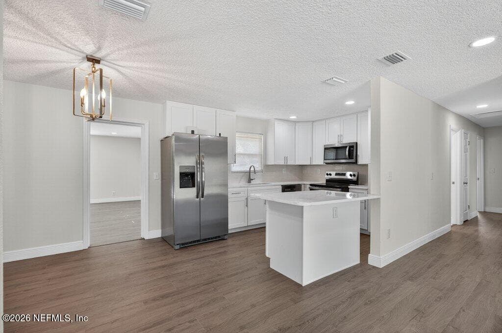 6647 MANHATTAN Drive, Jacksonville, FL 32219 2
