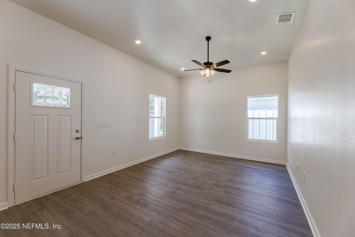 8123 SISKIN Avenue, Jacksonville, FL 32219 3