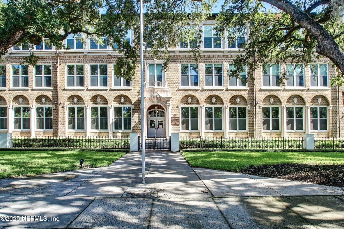 2525 COLLEGE Street 1308, Jacksonville, FL 32204 2
