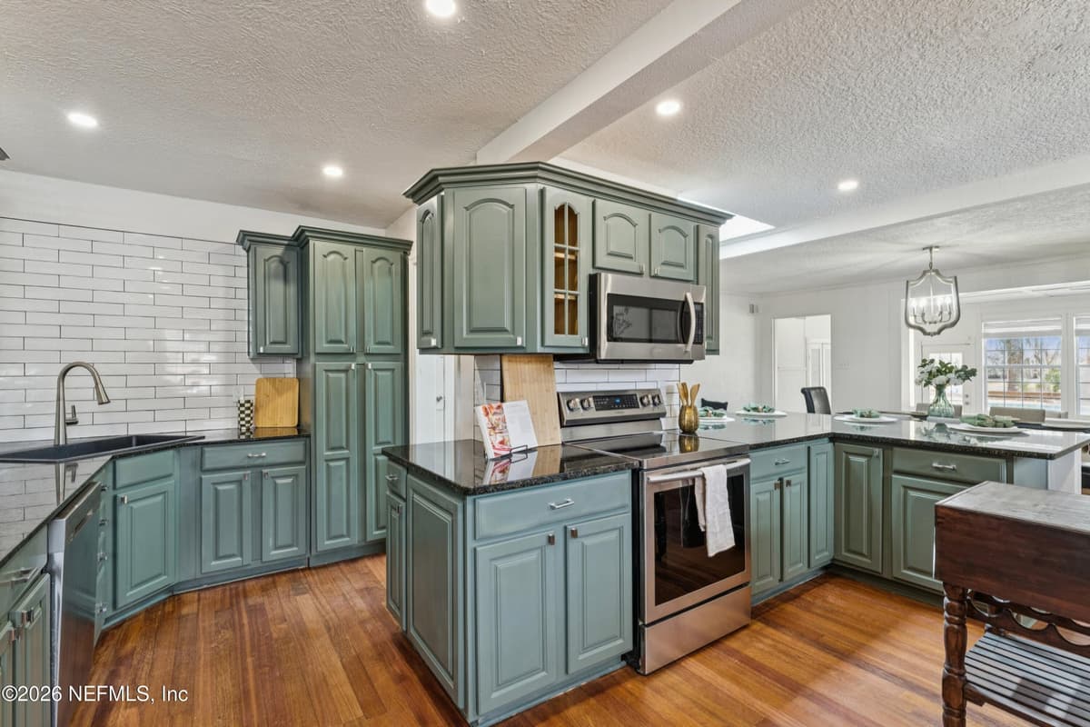 1900 LAKE SHORE Boulevard, Jacksonville, FL 32210 3