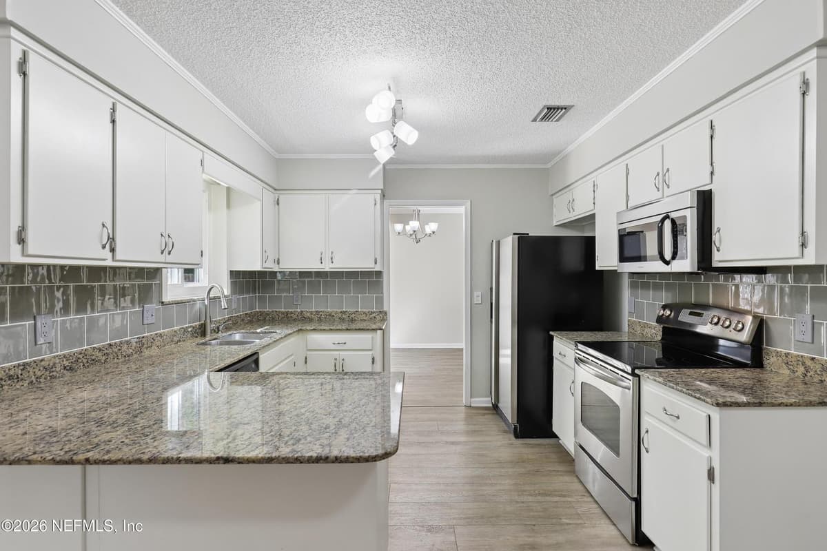 3842 FERNGLEN Drive, Jacksonville, FL 32277 2