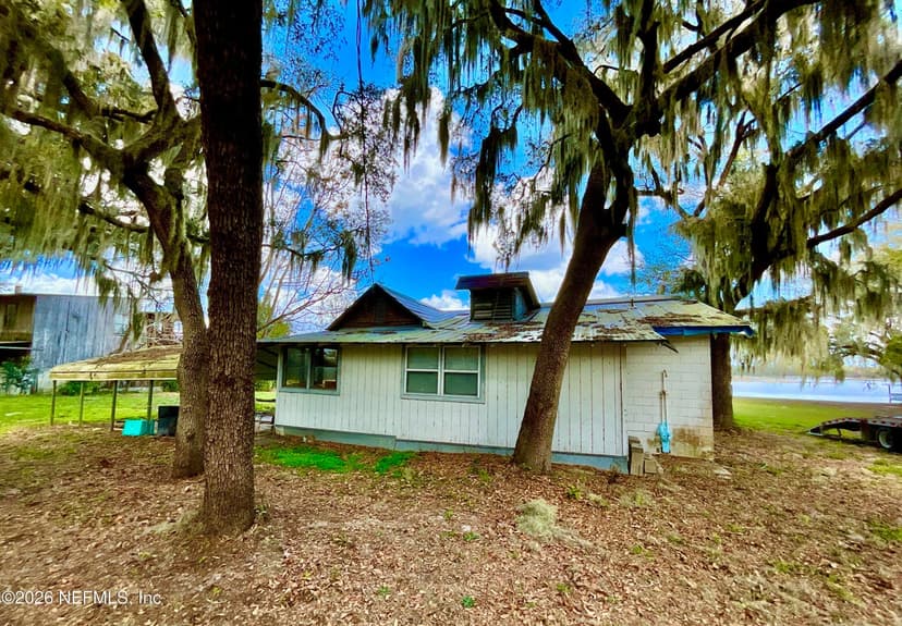 106 E SUNNYSIDE BEACH Road, Hawthorne, FL 32640