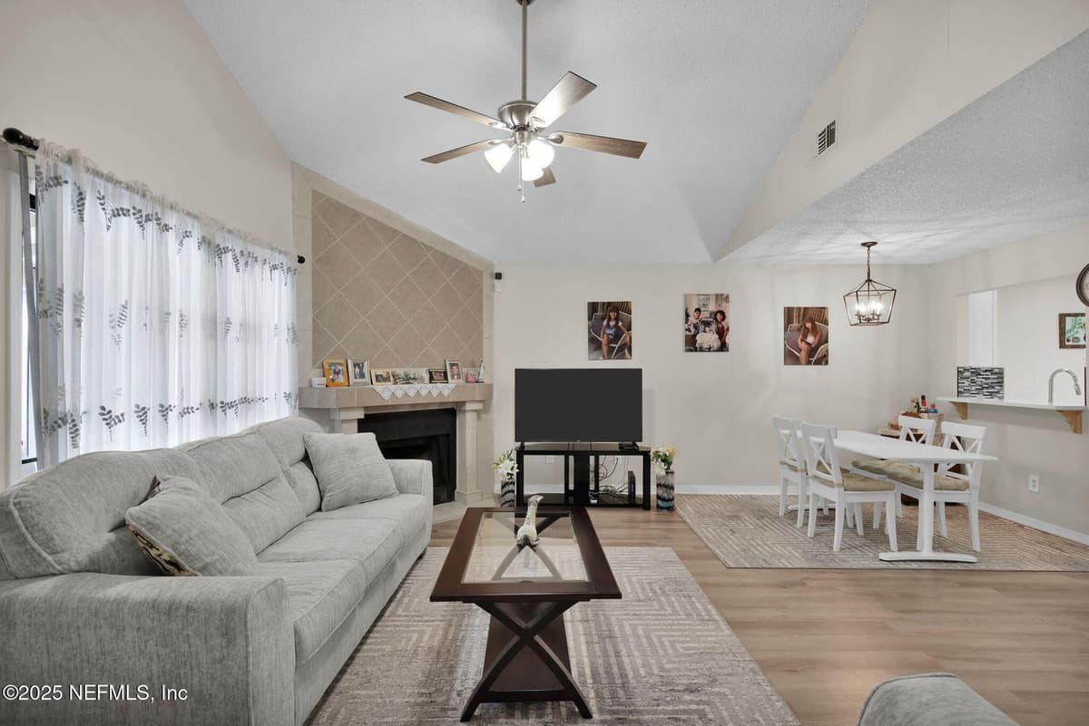 8300 PLAZA GATE Lane 1122, Jacksonville, FL 32217 3