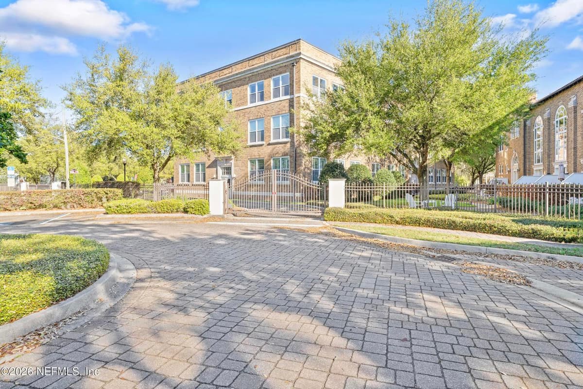 2525 COLLEGE Street 2304, Jacksonville, FL 32204 2