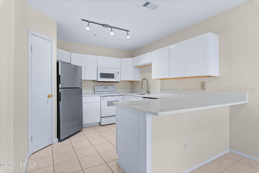1701 THE GREENS Way 1821, Jacksonville Beach, FL 32250