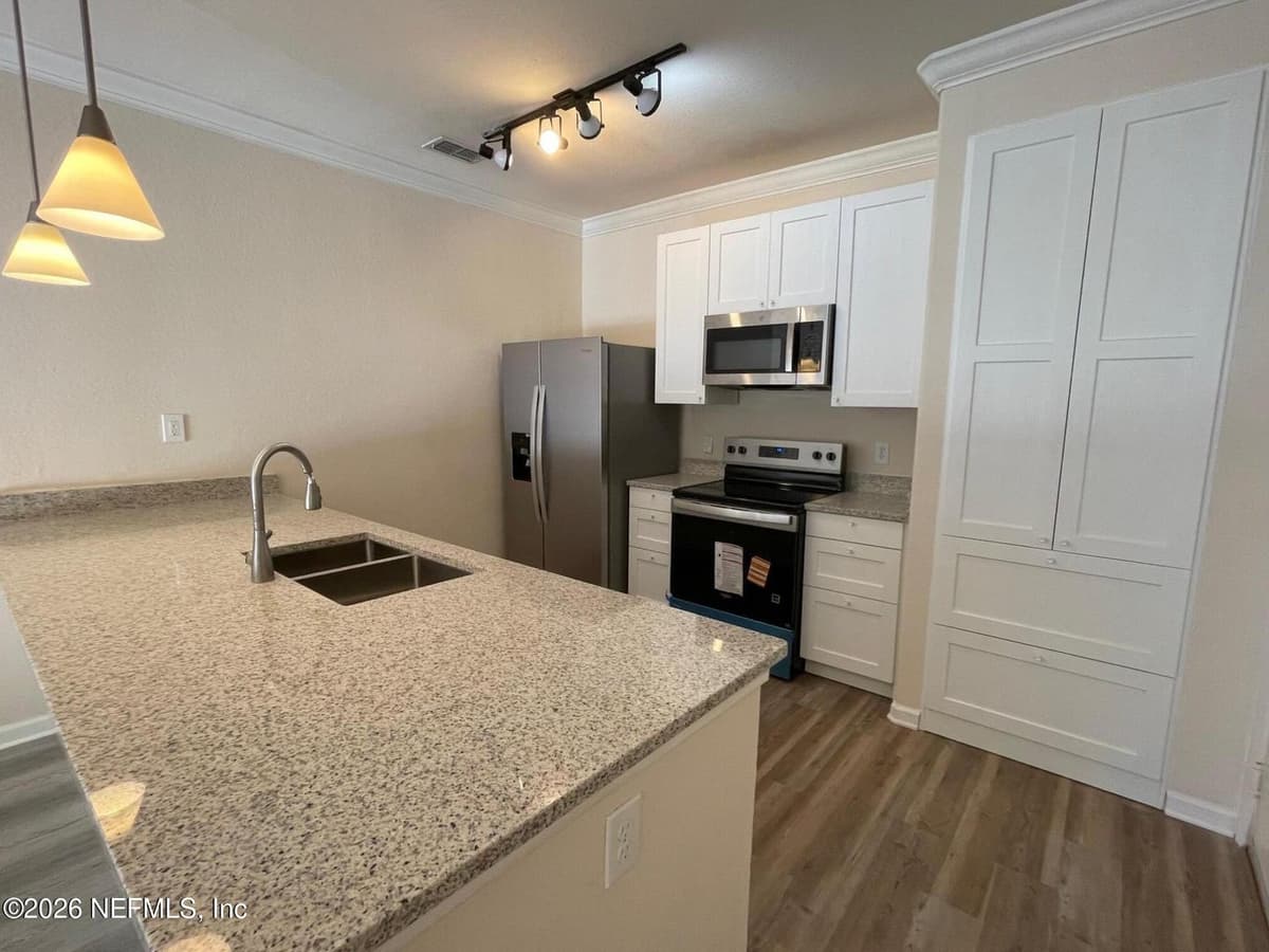 8290 W GATE Parkway W 1314, Jacksonville, FL 32216 2
