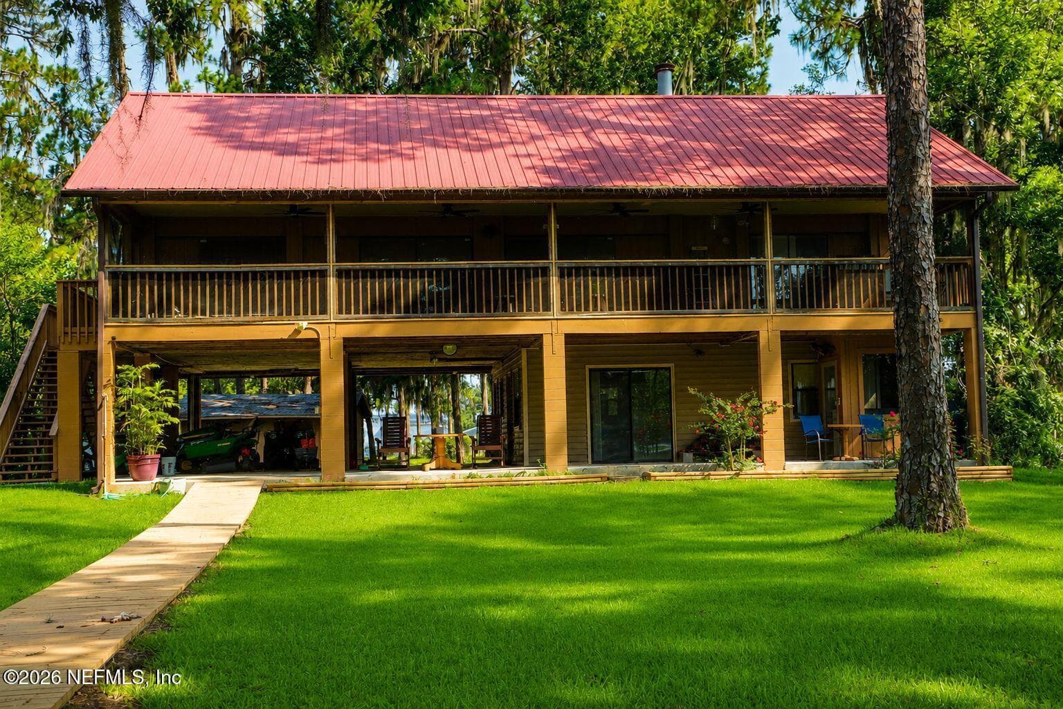 303 RILEY LAKE Drive, Hawthorne, FL 32640