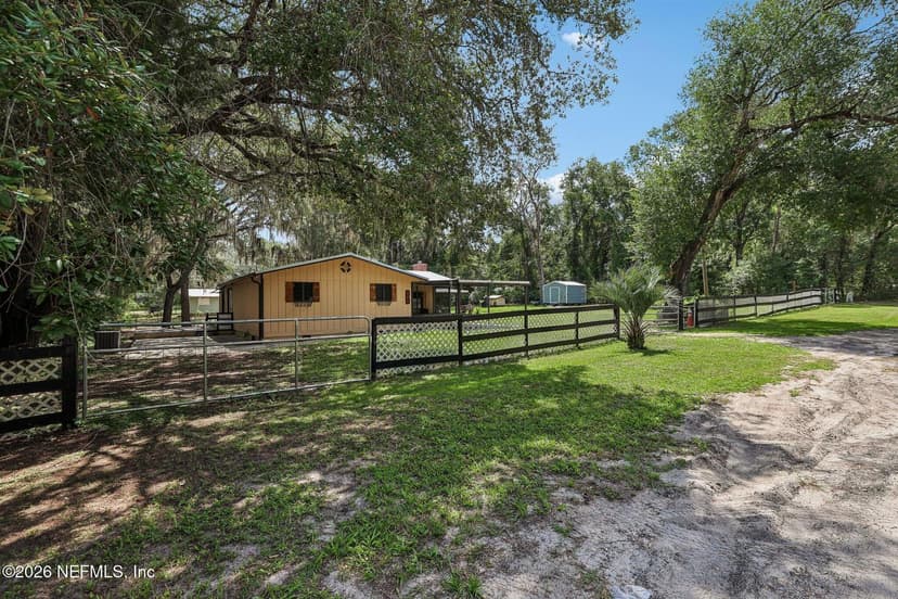 212 DOGWOOD Drive, Interlachen, FL 32148