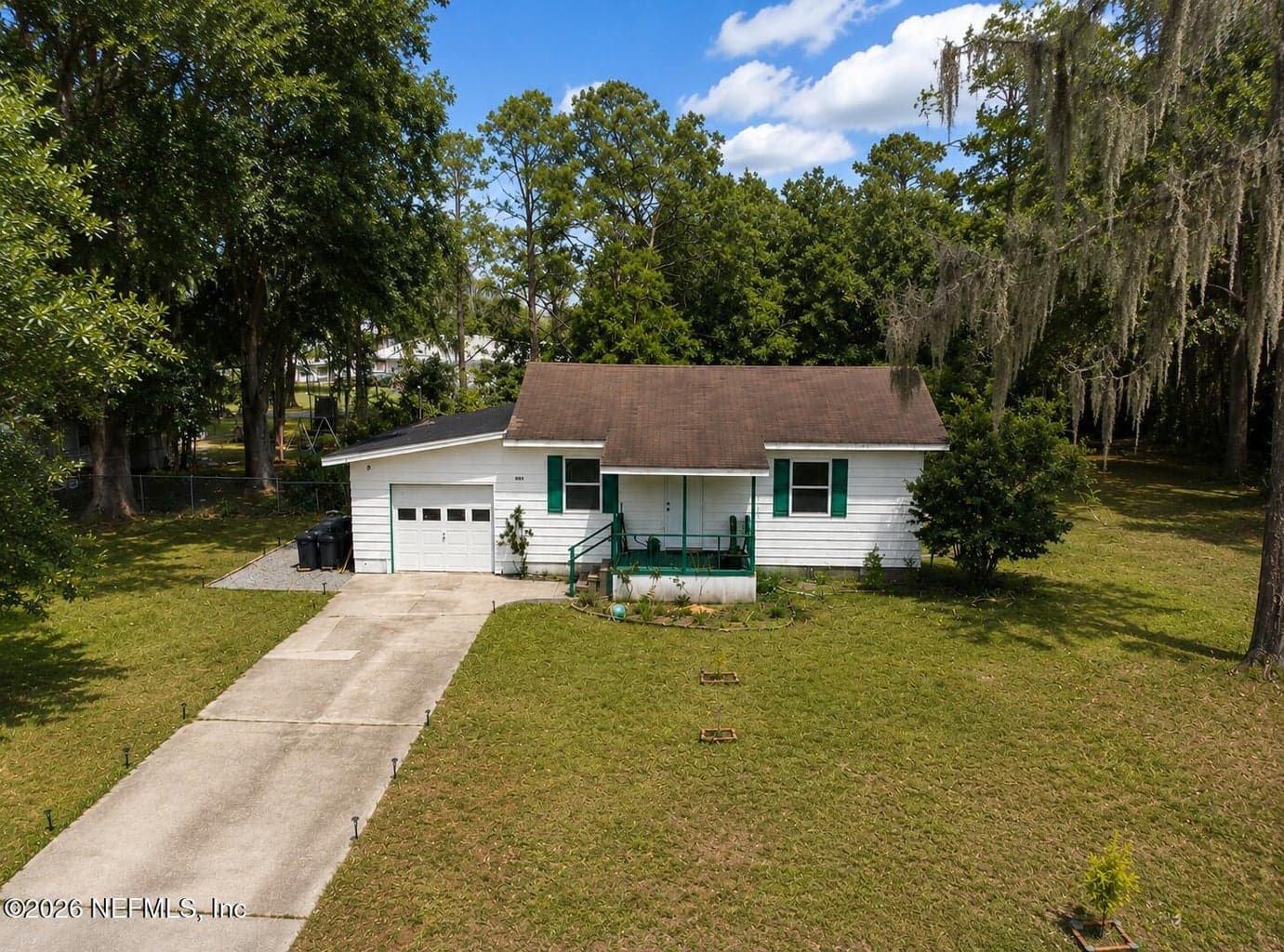 423 HOLIDAY Drive, Interlachen, FL 32148