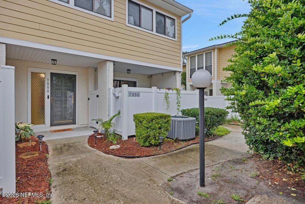 7956 LOS ROBLES Court 7956, Jacksonville, FL 32256