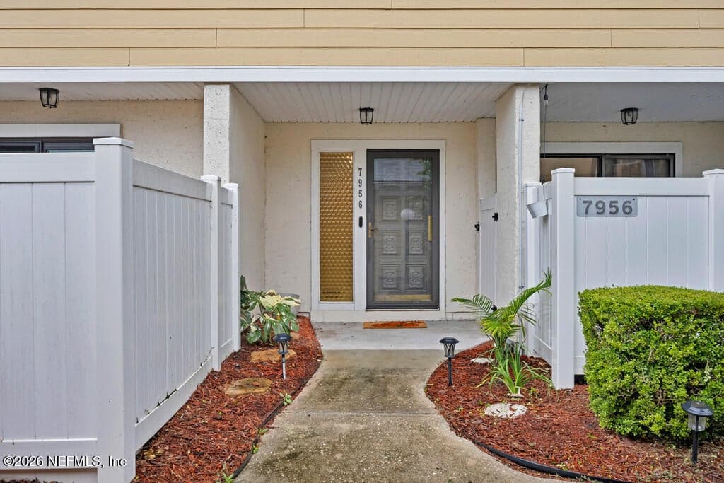 7956 LOS ROBLES Court 7956, Jacksonville, FL 32256, Jacksonville, FL - photo 2