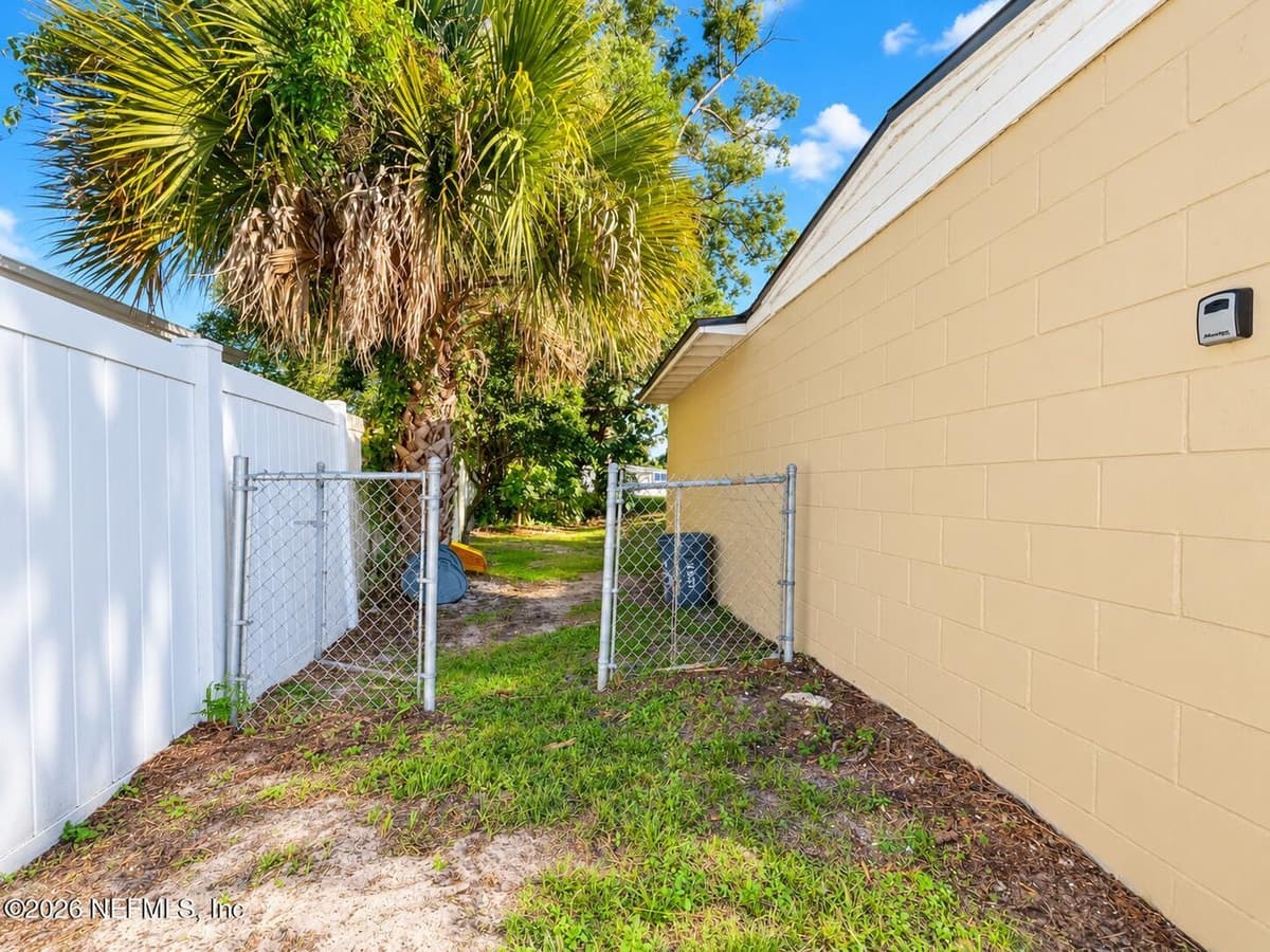 7909 CAXTON Circle W, Jacksonville, FL 32208, Jacksonville, FL - photo 2